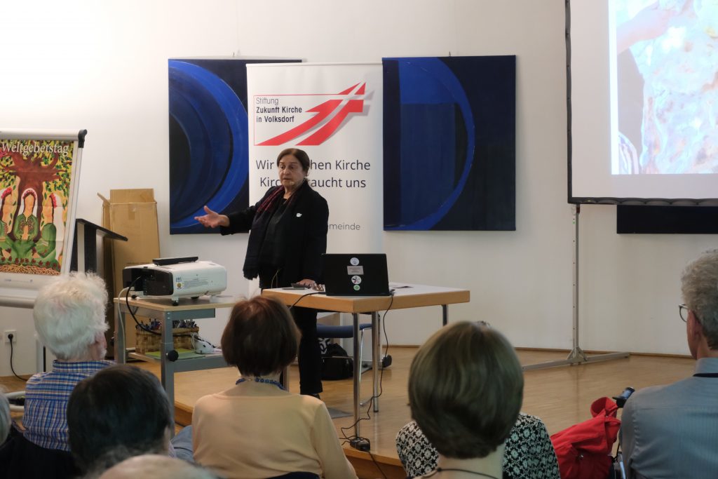 Sumaya vor Stiftungslogo